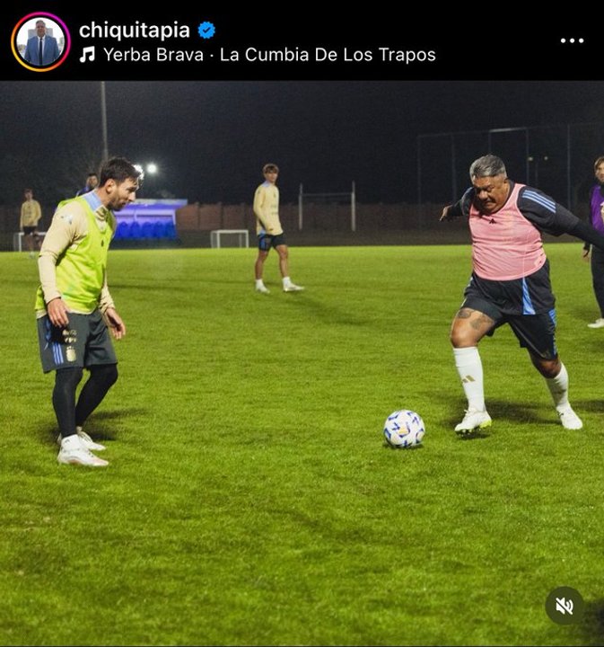 “Gambeteando al Messías”: la divertida foto que publicó Chiqui Tapia en Instagram durante los entrenamientos de Argentina