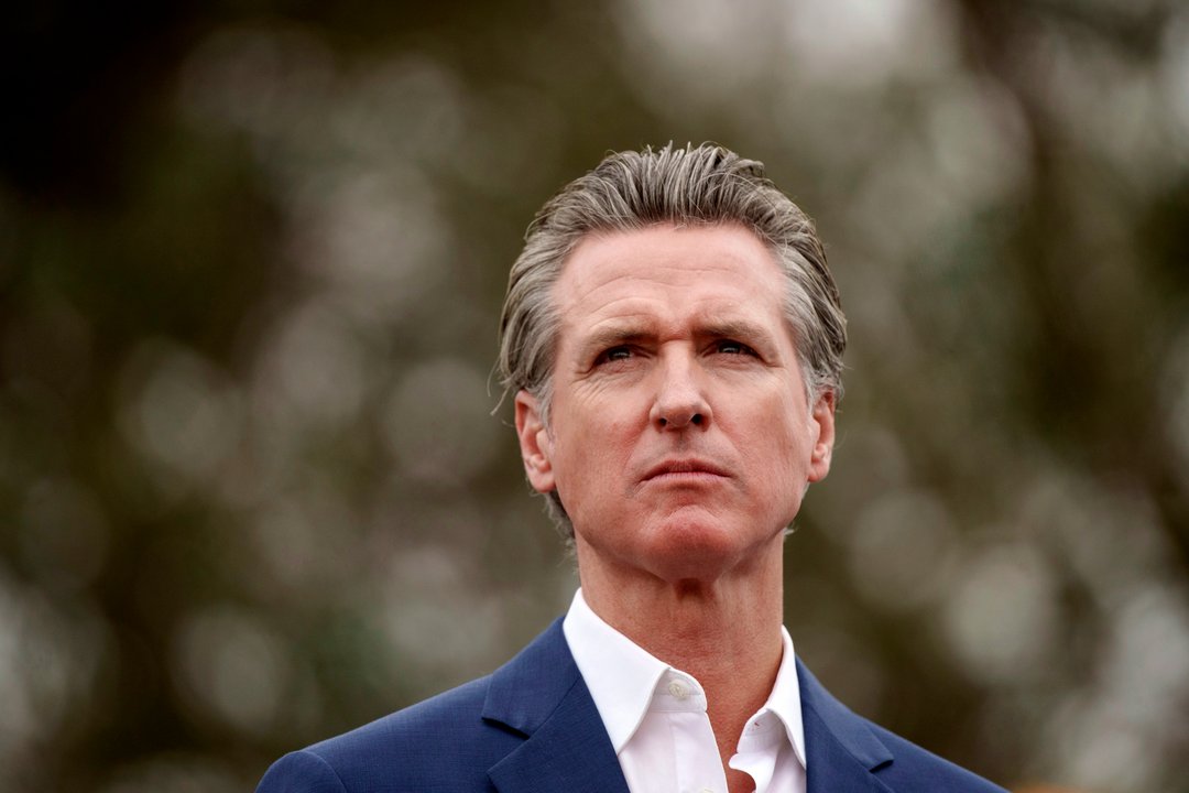 Gavin Newsom lidera la resistencia demócrata con un fuerte discurso  contra Trump