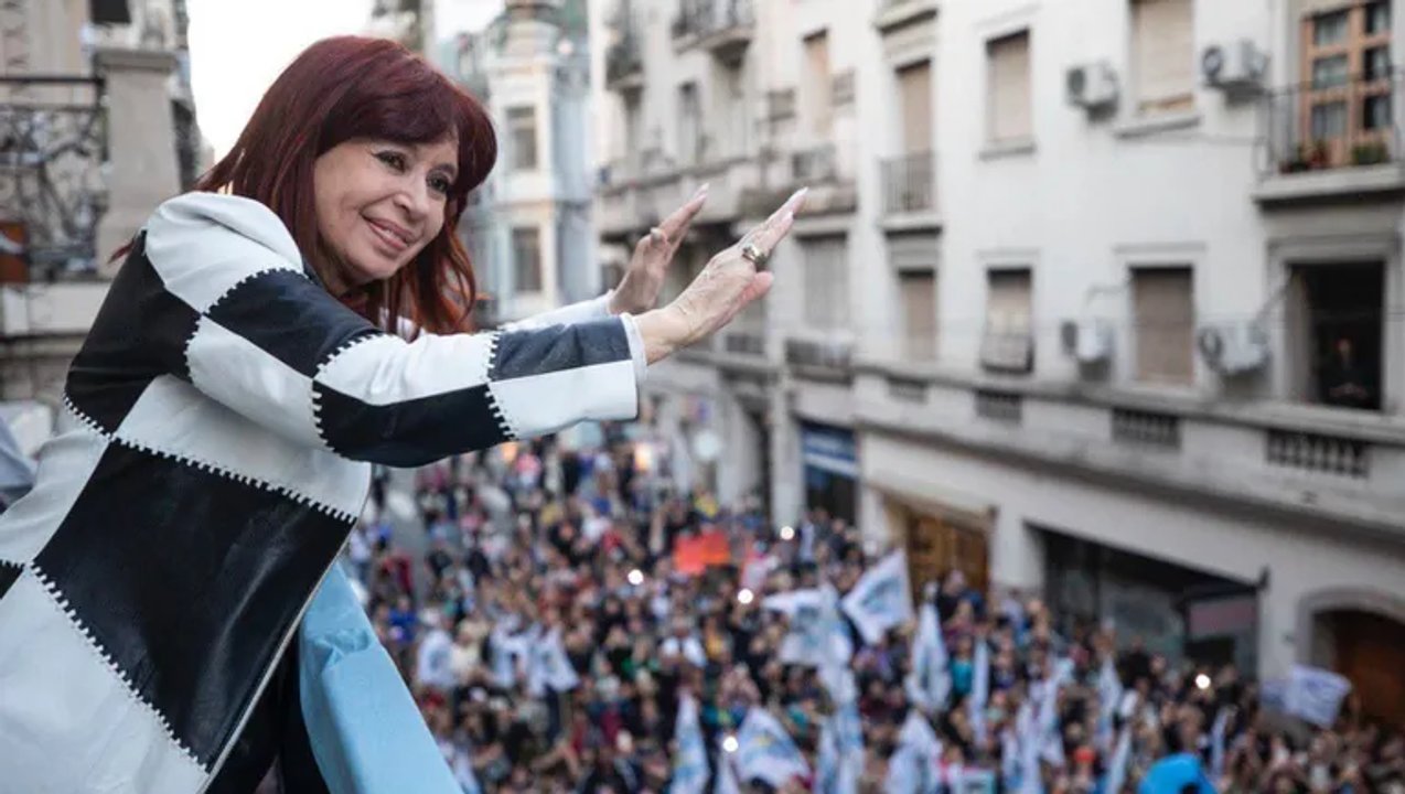 Cristina contraataca: pide prisión domiciliaria, confirma que se presentará el miércoles en Comodoro Py y acusa a la Corte de proscribirla