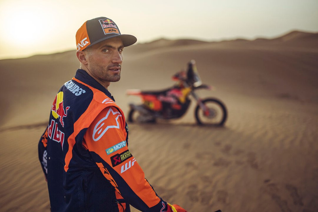 Kevin Benavides cierra una era en motos y apunta al Dakar en autos