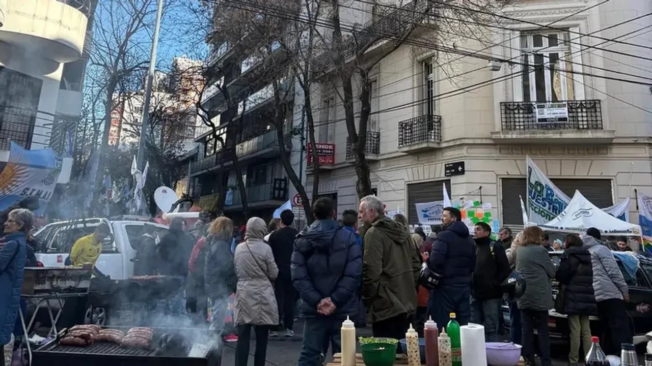 Operativo policial en Constitución: desalojan acampe frente al domicilio de Cristina Kirchner