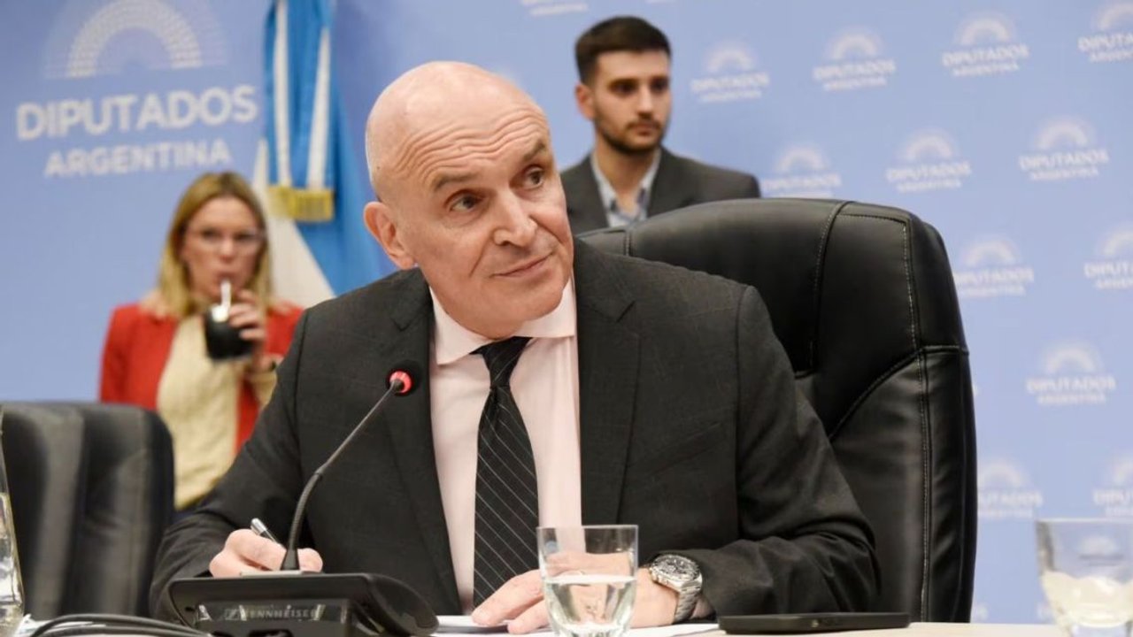 Vandalismo contra José Luis Espert: bolsas de estiércol y pasacalles ofensivos en San Isidro