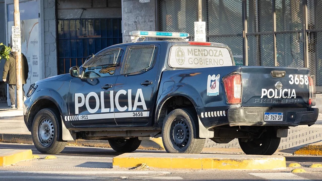 Brutal pelea en Mendoza: se coló en la fila de la carnicería, apuñaló a un cliente y terminó atropellado