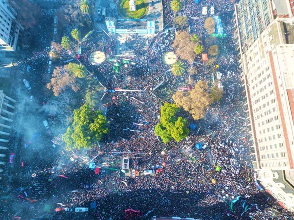 Cristina ante una multitud en  Plaza de Mayo: "Vamos a volver"
