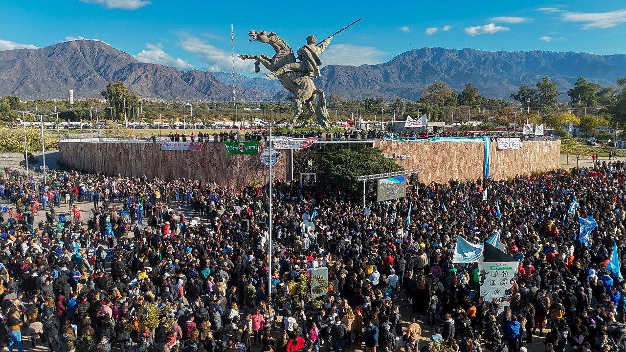 El mensaje de Quintela en la movilización en defensa de la democracia: "La patria nos necesita"