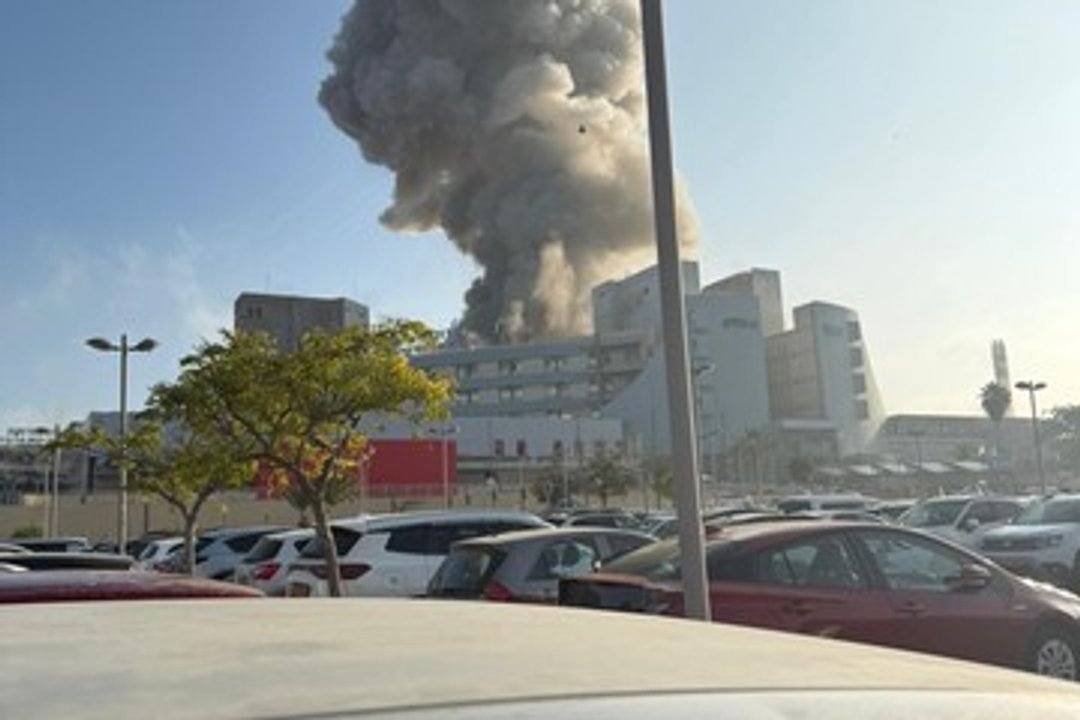 Irán ataca instalaciones militares israelíes y niega impacto directo en el hospital Soroka