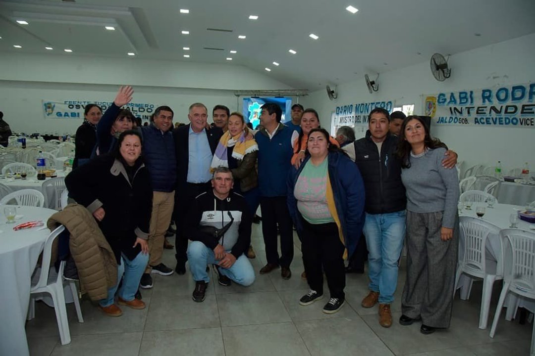 Tucumán: Detienen a mujer por robarle el celular al gobernador en un acto oficial