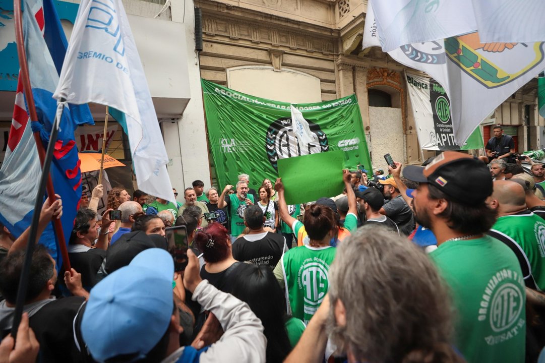 Estatales en la mira: El gobierno elimina la jornada no laborable por el Día del empleado público