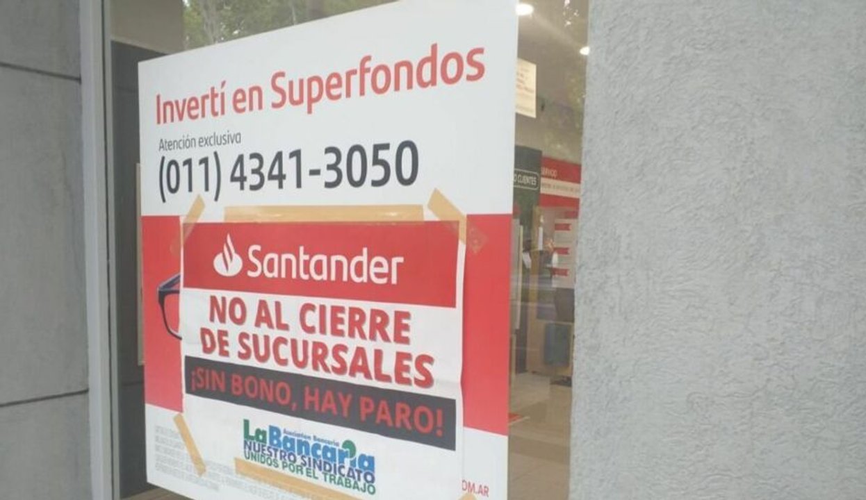La Bancaria se moviliza contra despidos en Banco Santander: "Con los puestos de trabajo NO"