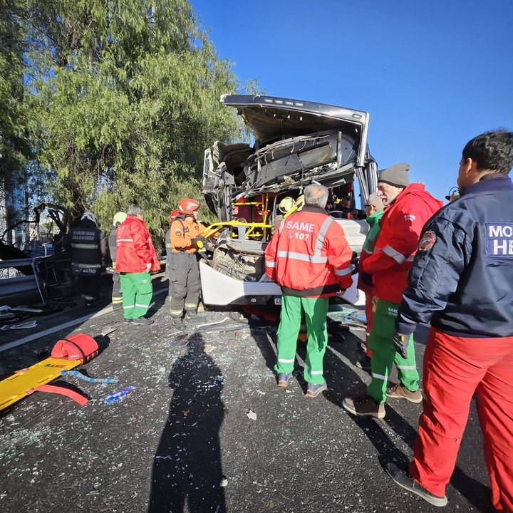 Caos en General Paz: Accidente entre colectivo y un camión con contenedor deja 40 heridos