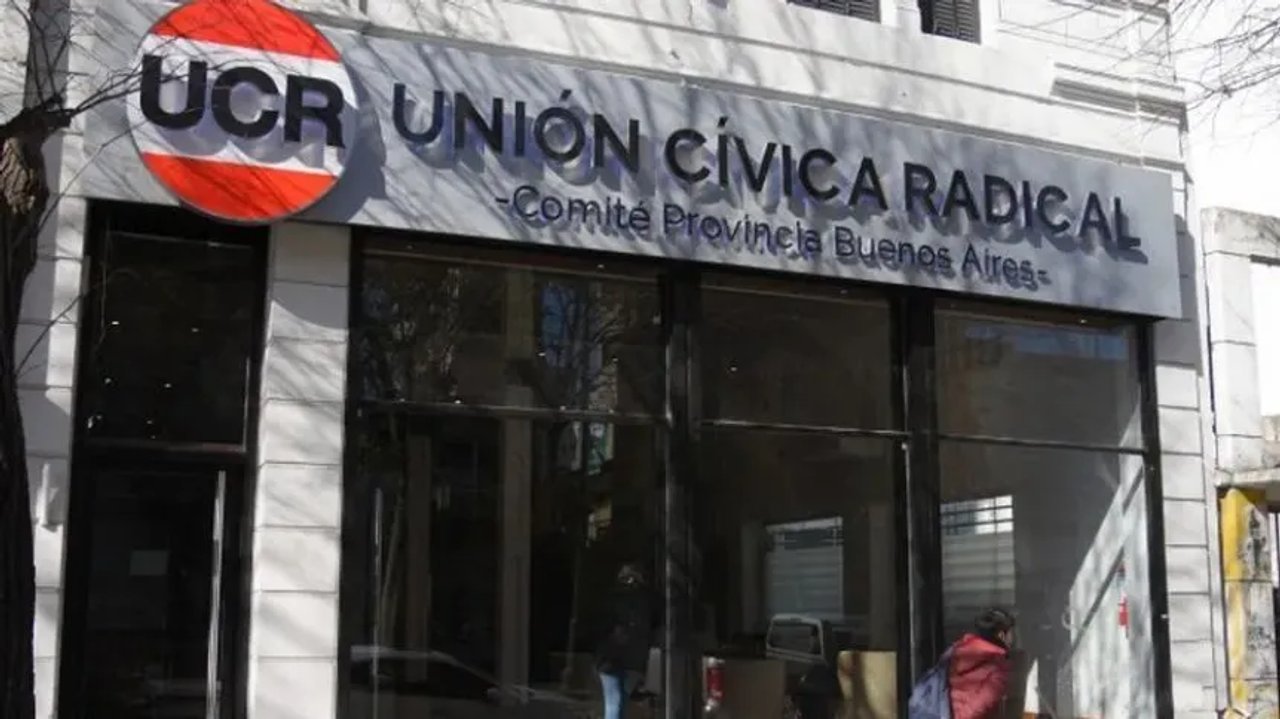 Tan lejos de Alfonsín, tan cerca de Milei: los caminos de la UCR