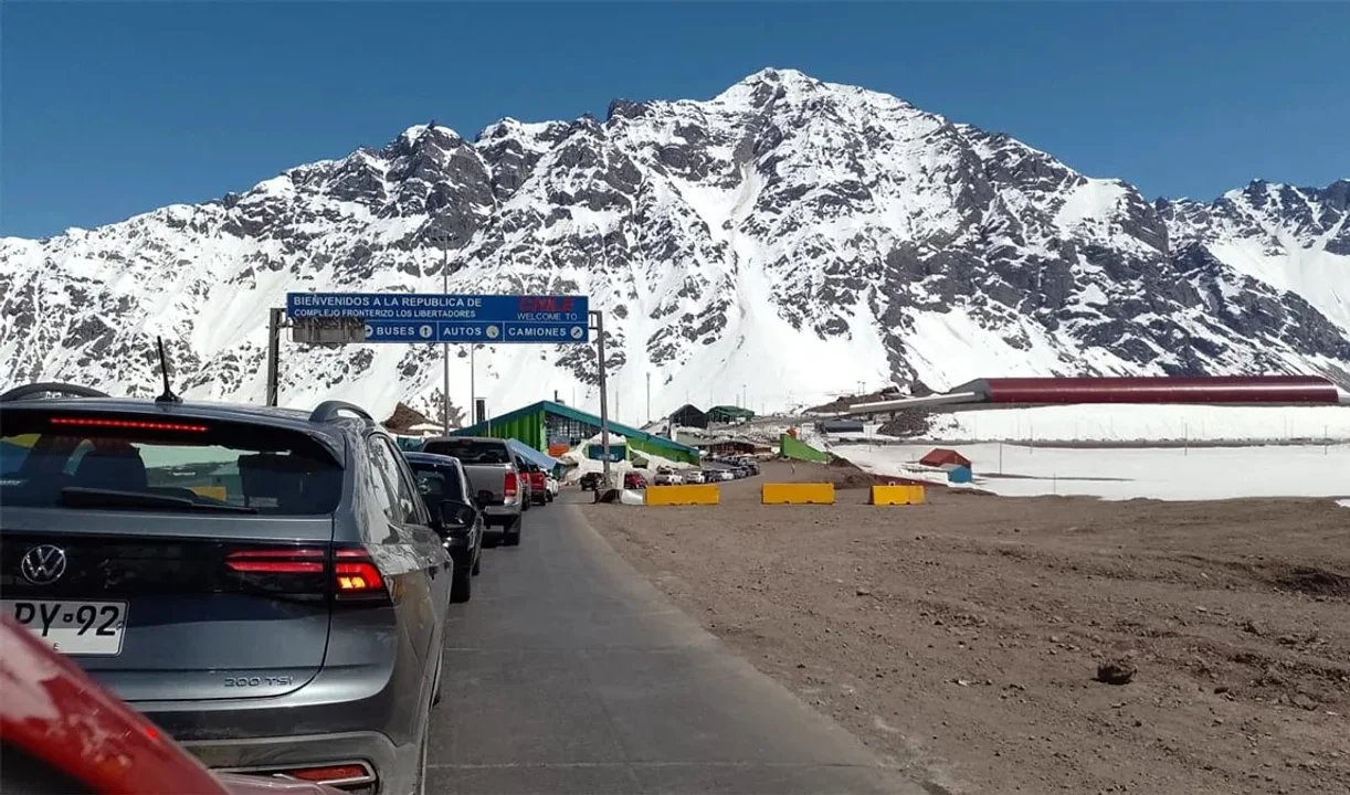 Cierran el Paso Cristo Redentor por fuertes nevadas en Mendoza: qué otros pasos fronterizos fueron afectados