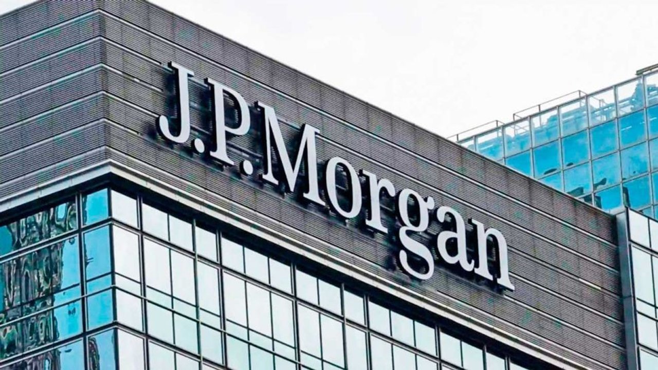 JP Morgan prende la alarma: recomienda salir del peso argentino y refugiarse en dólares