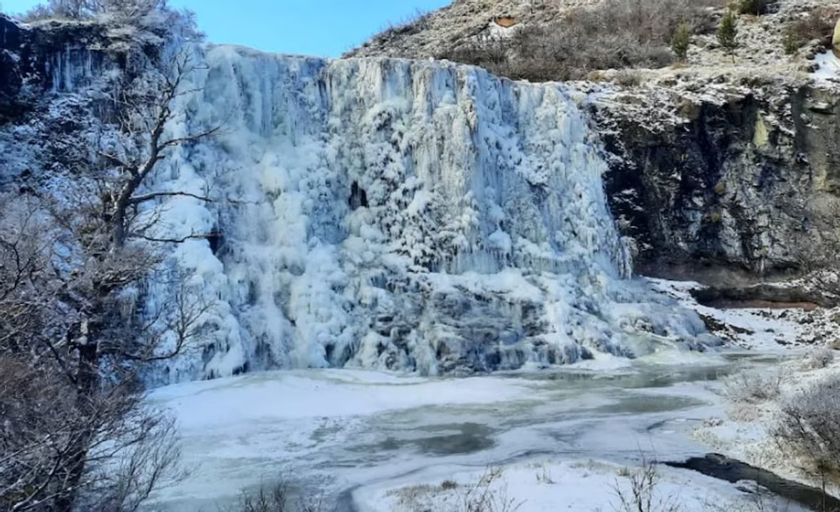 Frío extremo en Argentina: una cascada de 30 metros se congeló en Chubut tras alcanzar los -17 °C