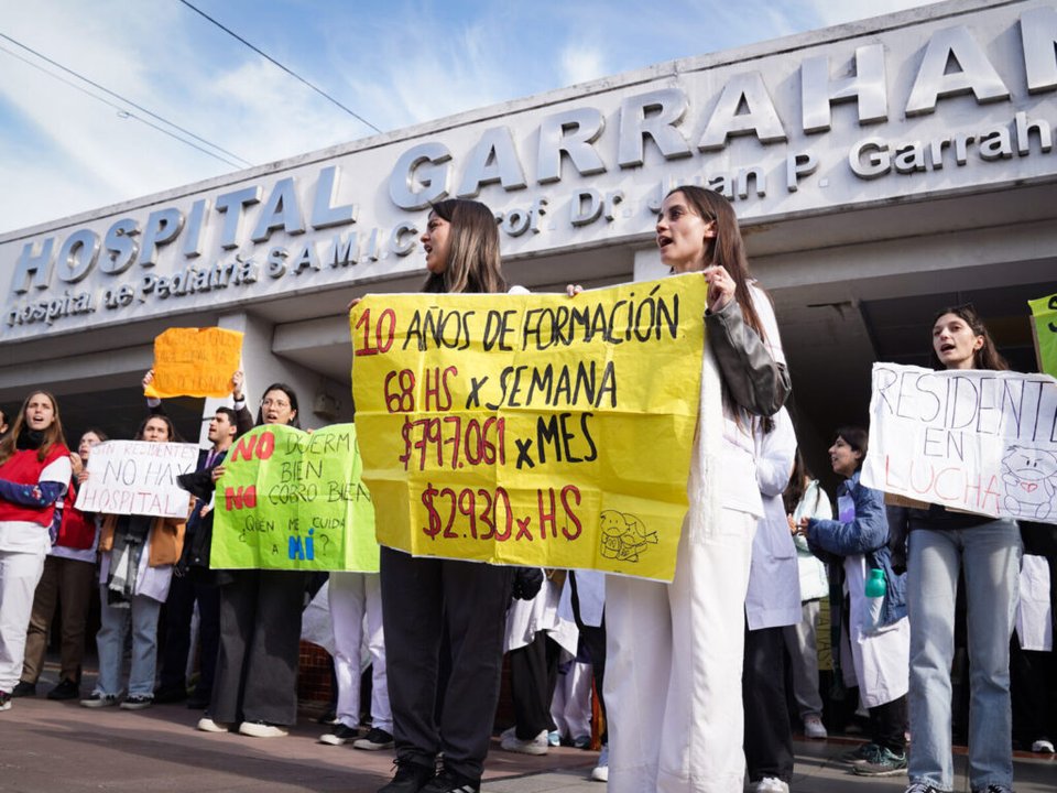 El Gobierno elimina las residencias médicas y las transforma en becas