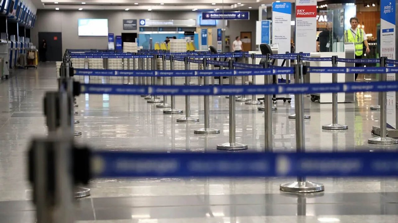 Conflictos salariales paralizan vuelos durante las vacaciones de invierno