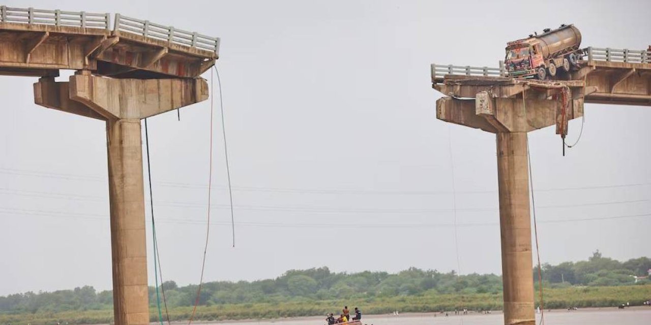 India: Al menos 12 muertos tras el colapso de un puente sobre el río Mahisagar