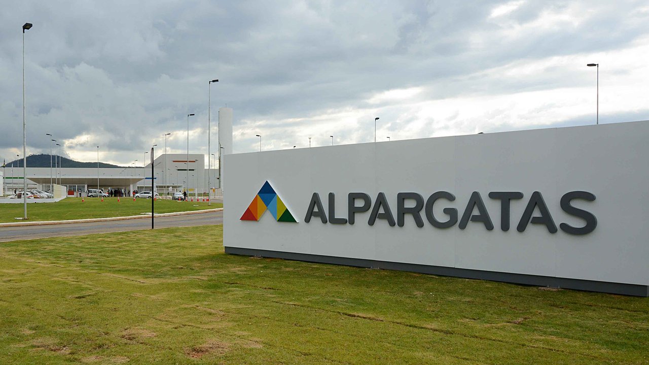 Alpargatas en riesgo: la histórica textil y de calzado afectada por la apertura de importaciones y la caída del consumo