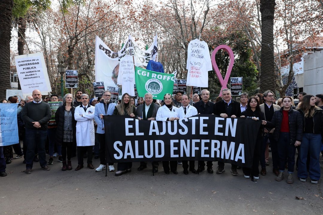 Masivo abrazo al Instituto Roffo en reclamo por su continuidad y calidad