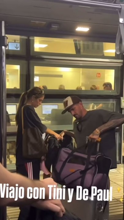 Tini Stoessel y Rodrigo De Paul se mostraron juntos en el aeropuerto de Madrid
