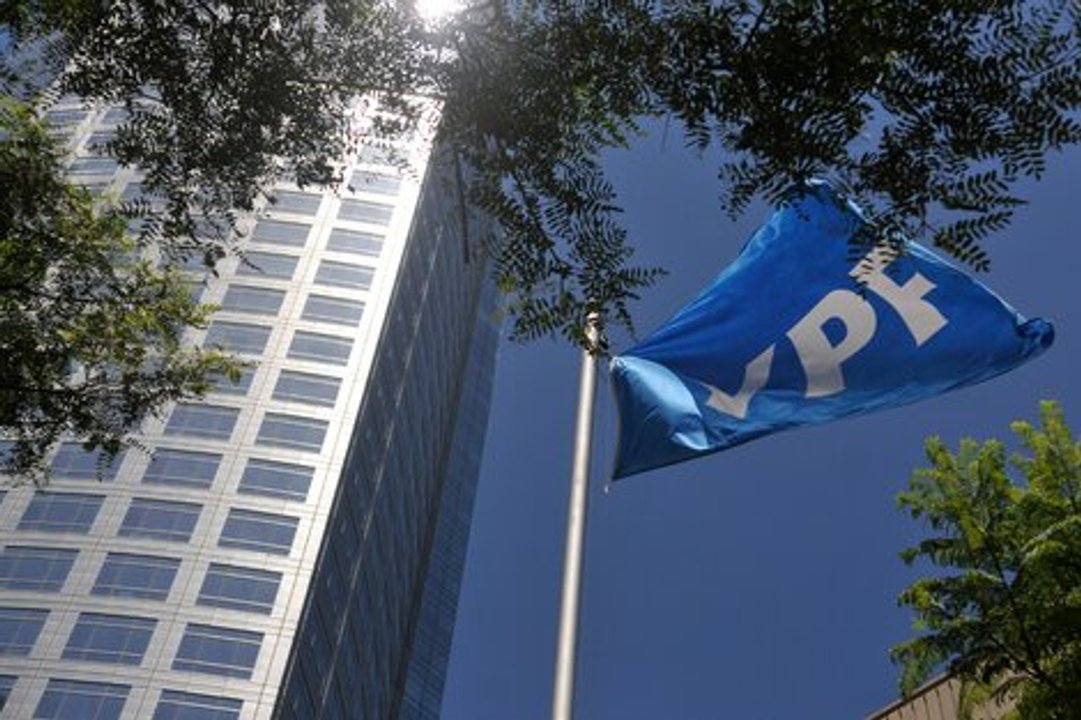 El Gobierno de Milei despide a 60 funcionarios en medio del juicio por YPF