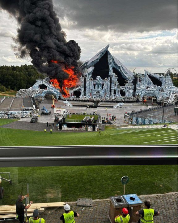 El festival Tomorrowland sigue en marcha, pese al incendio en su escenario principal