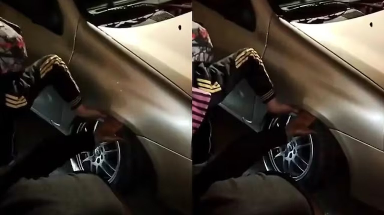 Con las manos en la rueda: dos delincuentes quedaron atrapados en un guardabarro mientras intentaban robar un auto
