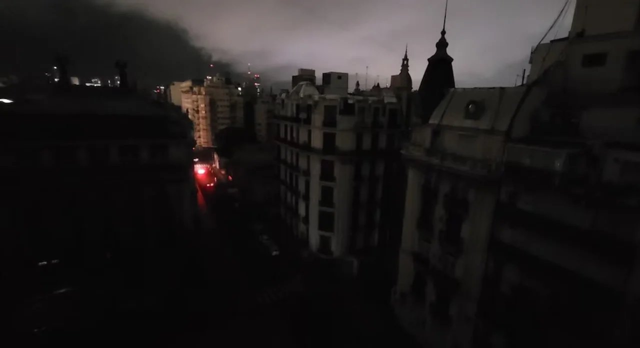 Apagón masivo afectó a medio millón de hogares en el AMBA durante la madrugada