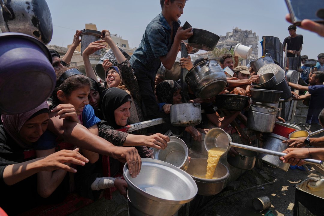 Israel lanza ayuda aérea y habilita corredores para Gaza en medio de advertencias por hambruna