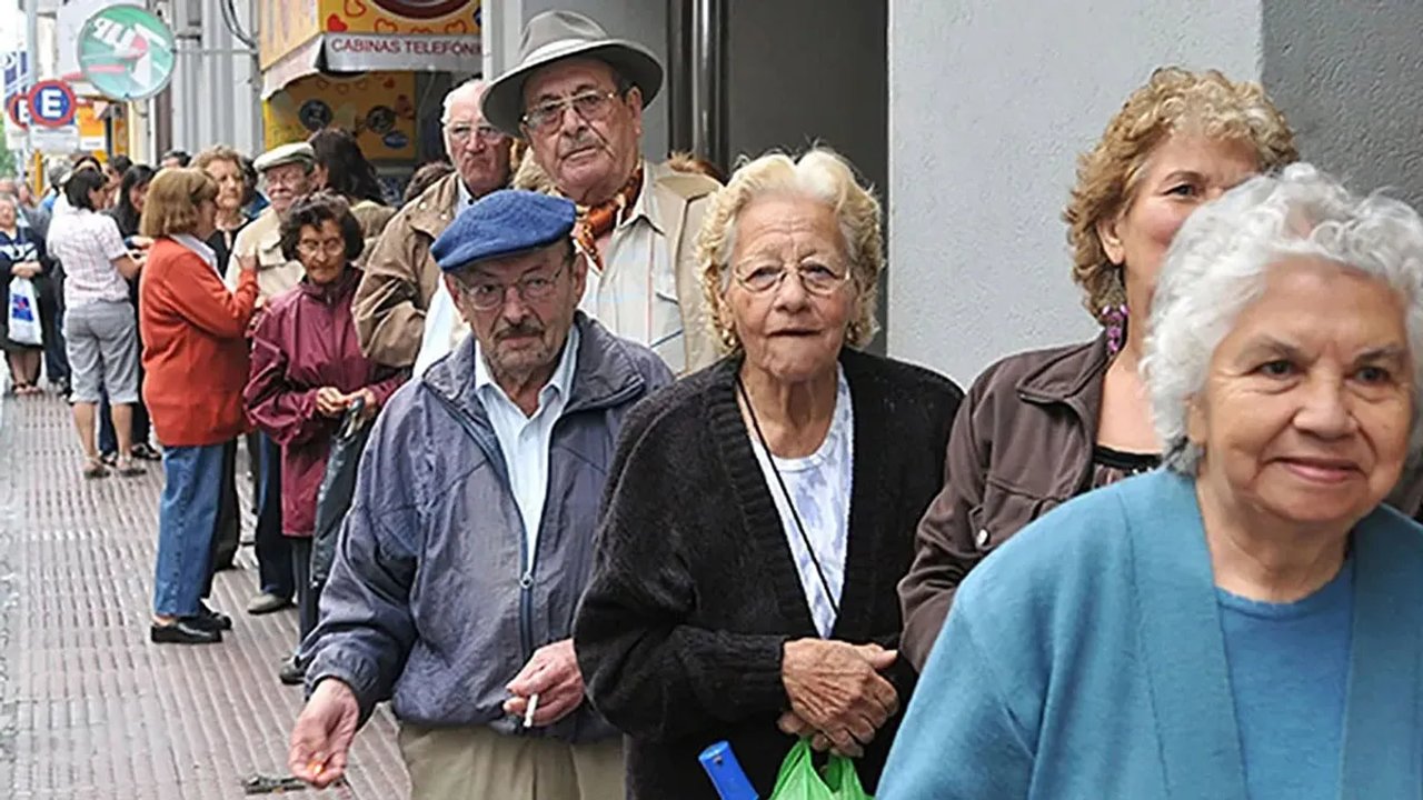 Llaryora aumentó un 84% las jubilaciones en Córdoba y se diferencia de Milei
