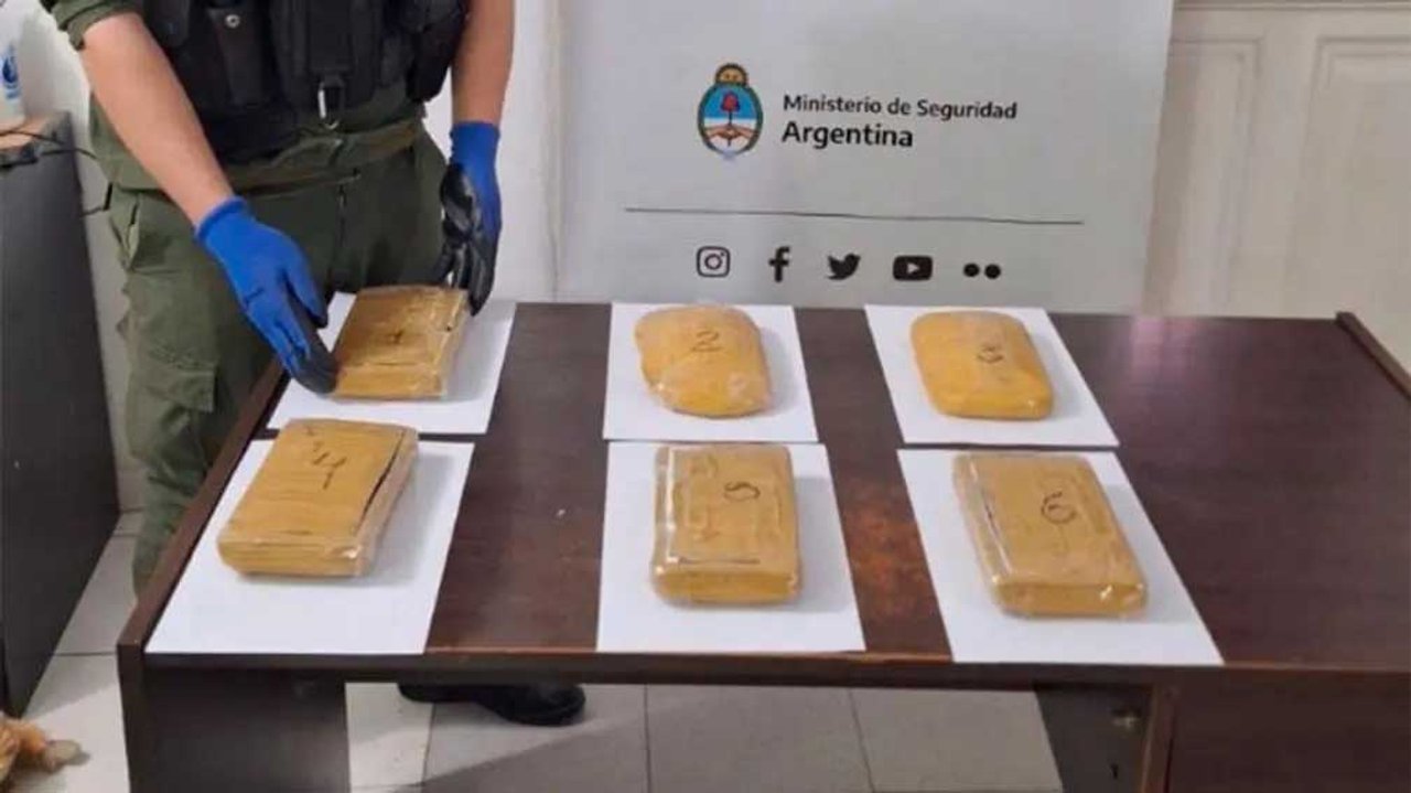 Insólito: iban a quemar ladrillos de cocaína y descubrieron que la reemplazaron por plastilina