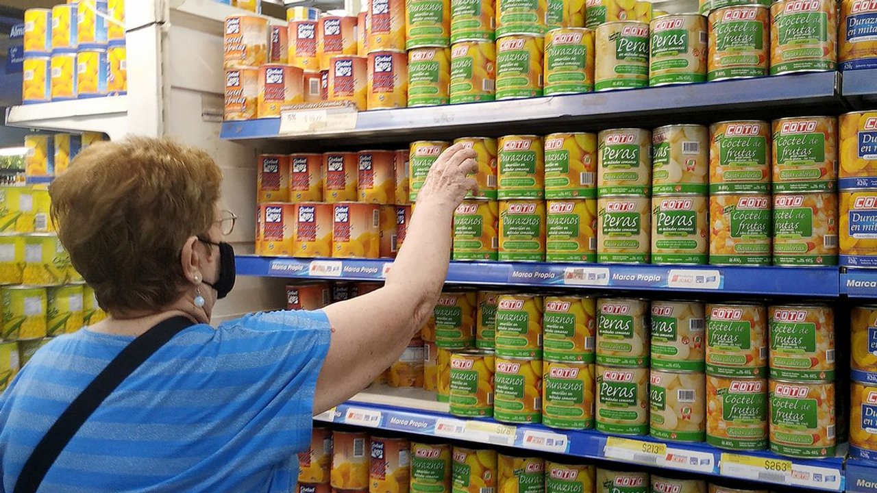 Empresas alimenticias y de primera necesidad aplican aumentos de hasta 8% tras la escalada del dólar