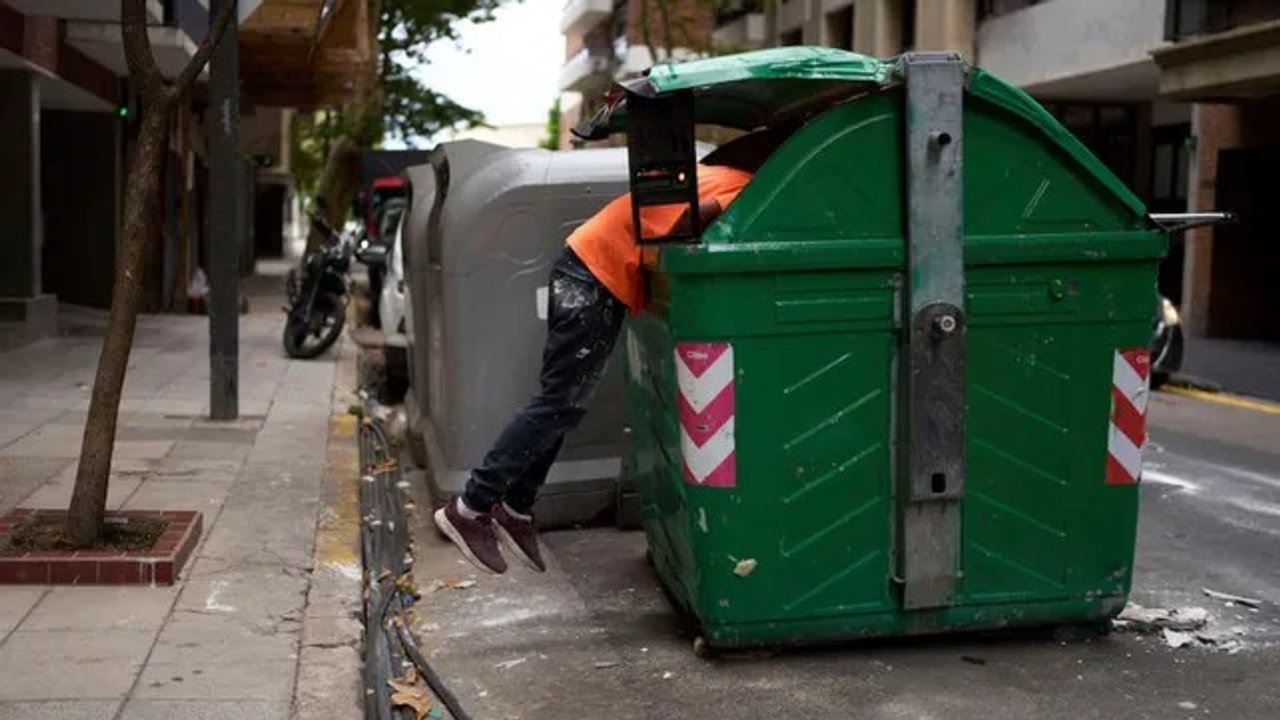 Buenos Aires: Multas de hasta 900 mil pesos por revolver basura y ensuciar la calle