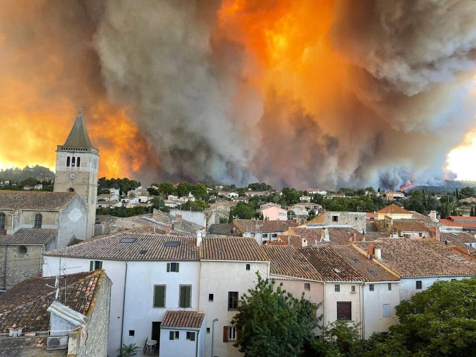 Devastador incendio en Francia arrasa 17 mil hectáreas y sigue sin control