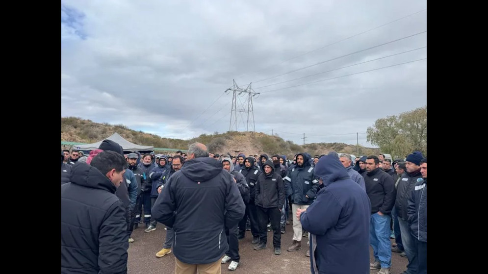 Petroleros denuncian al menos 900 despidos en Mendoza y advierten sobre paro total: "Vamos a ir a fondo"