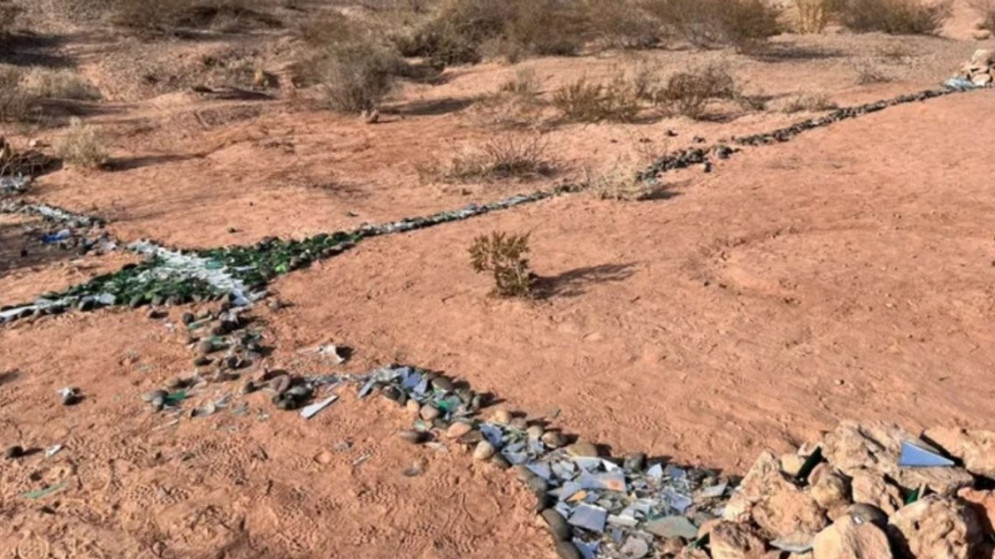 Misterio en Neuquén: apareció una cruz con piedras y vidrios molidos en el Parque de los Dinosaurios