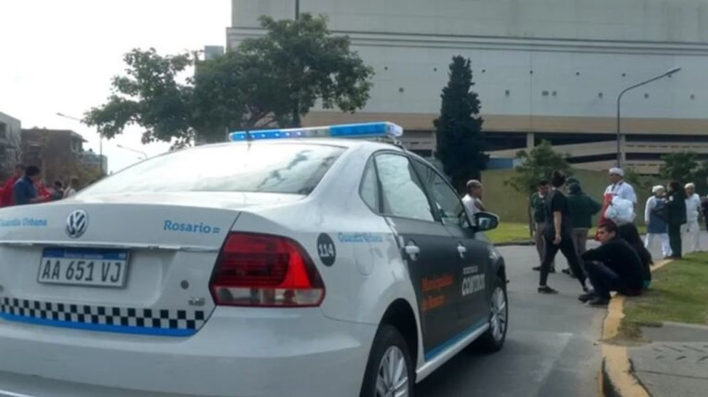 Quiso robar un aire acondicionado, se tiró al vacío para fugarse y se rompió la rodilla: acabó detenido por la Policía