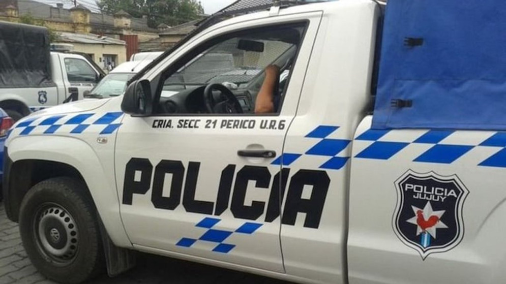 Al calabozo por infiel y violento: una mujer descubrió a su esposo policía en ropa interior junto a su amante en la comisaría y la molieron a golpes