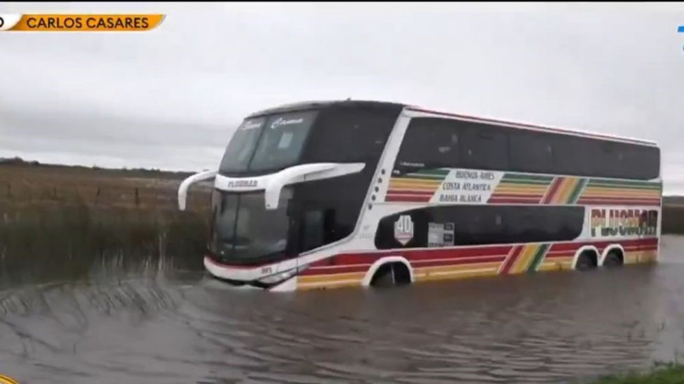 Tormenta de Santa Rosa: un micro quedó varado en la ruta 5 y tuvieron que rescatar a los pasajeros en lancha