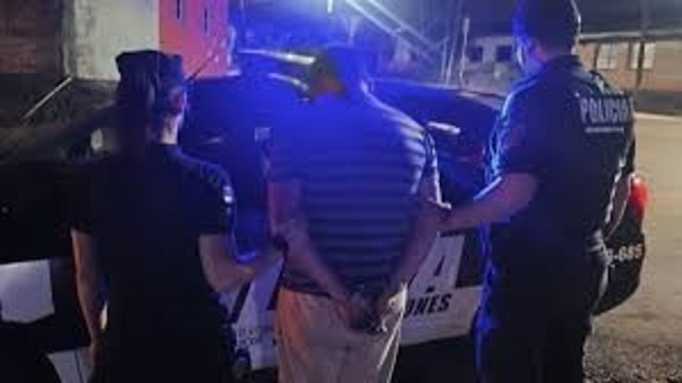 Locura en Misiones: un hombre obligó a su hijastro a sentarse sobre un ladrillo caliente porque lo vio en las redes sociales