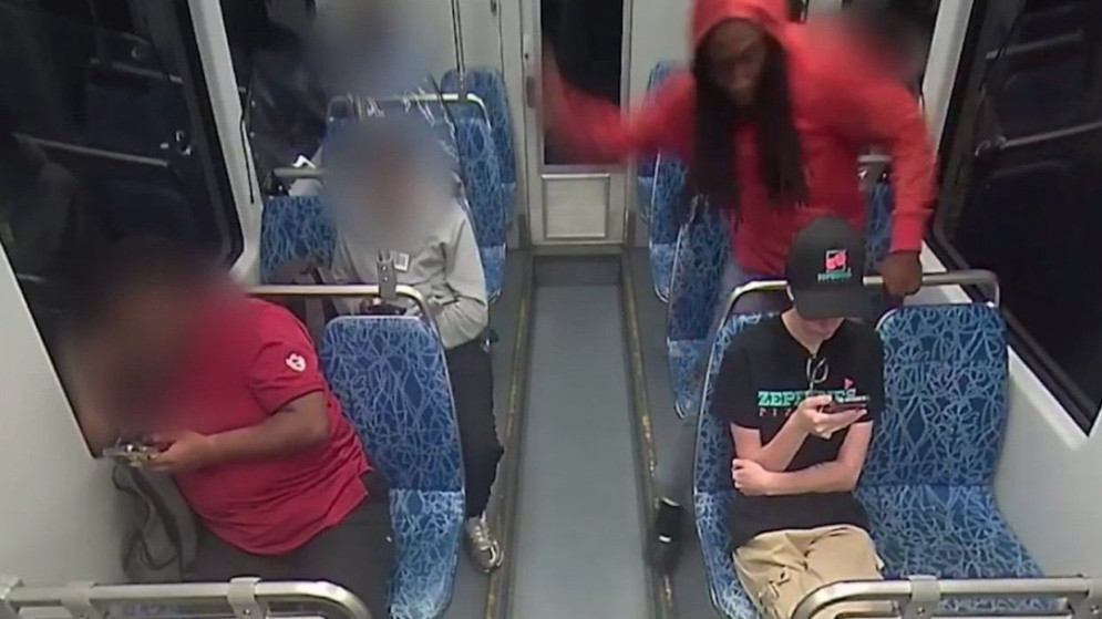 Brutal ataque a una refugiada ucraniana en un tren de Charlotte
