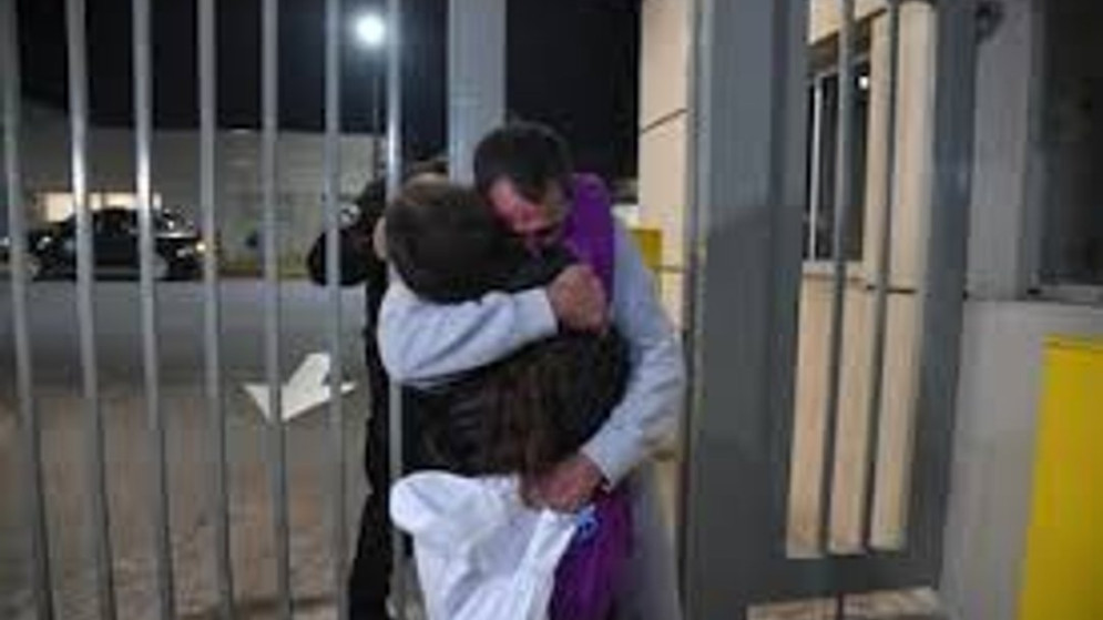 Solos y por la madrugada: llegó a Ezeiza el contingente de argentinos deportado por Trump que el Gobierno intentó ocultar