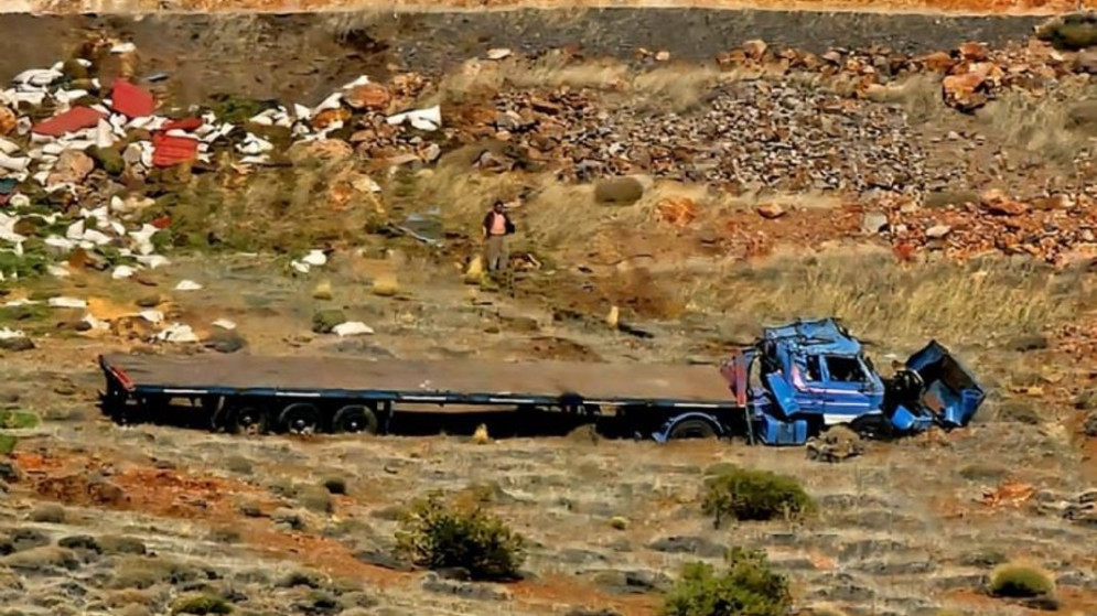 Neuquén: un camión se quedó sin frenos, desbarrancó 40 metros y el chofer se salvó de milagro