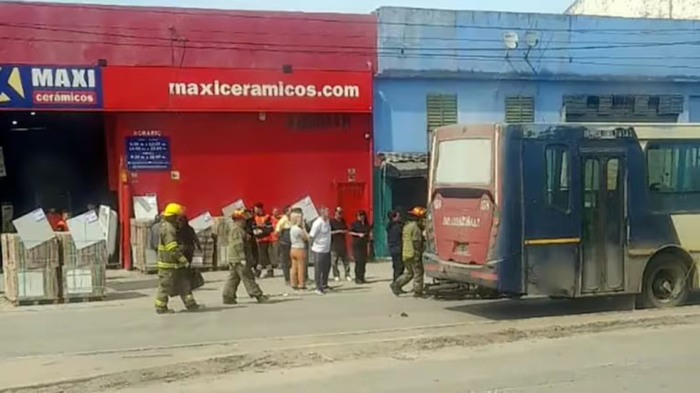 Tragedia en Merlo: abrió la puerta sin mirar y golpeó a una motociclista que murió arrollada por un colectivo que venía de frente