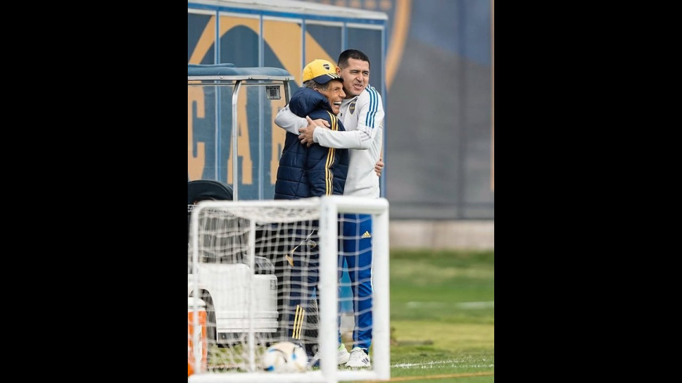 El emotivo gesto de Riquelme con Russo en la vuelta a los entrenamientos del DT