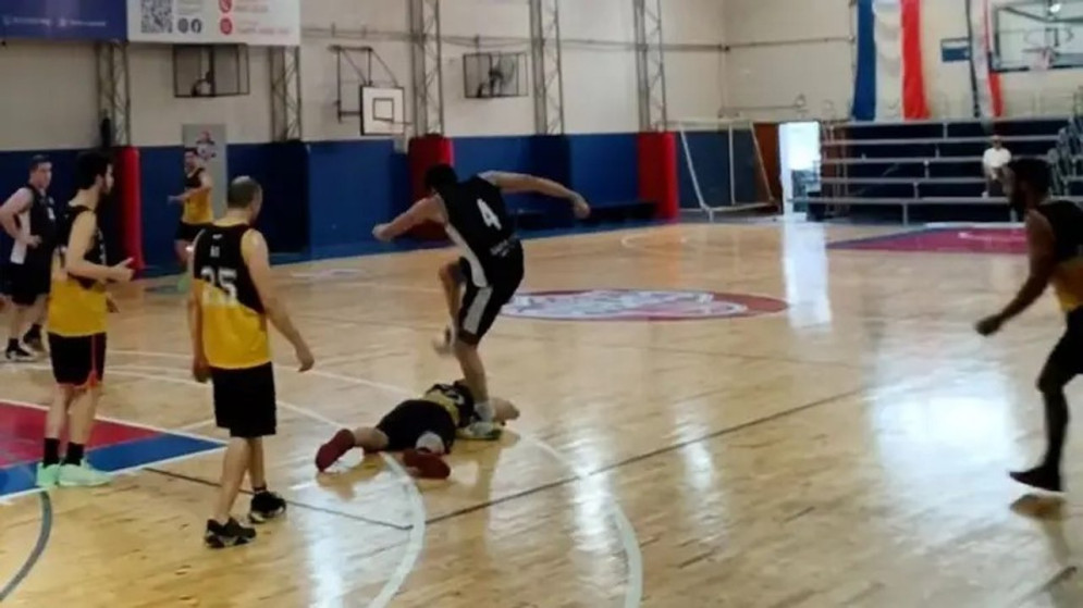 Escándalo en Villa Devoto: Codazo y pisotón en un partido de básquet