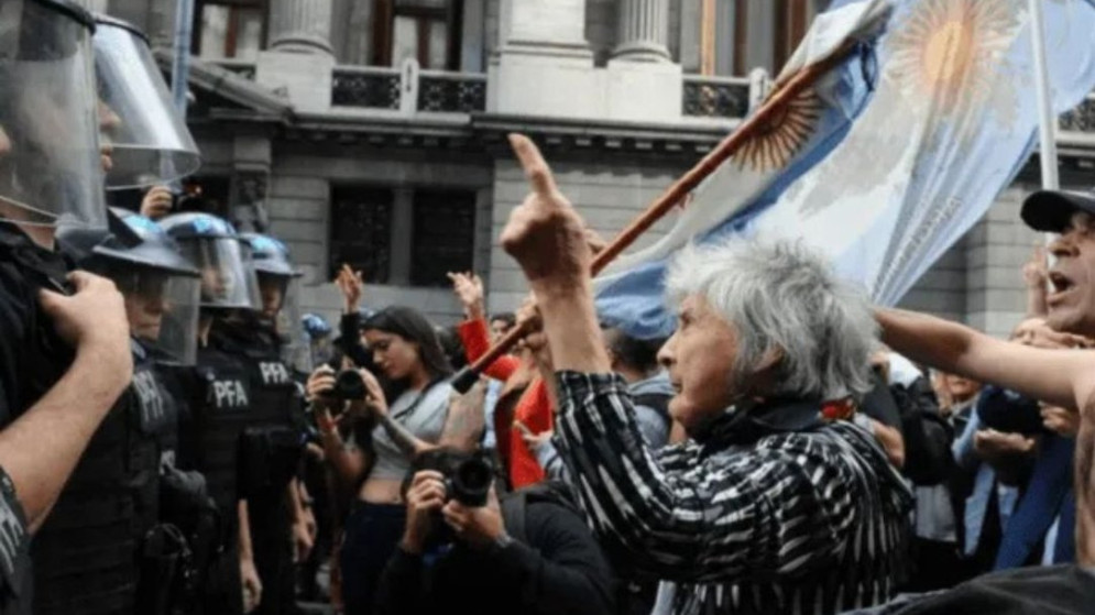 Marcha de jubilados reprimida: Gas pimienta y balas de goma frente al Congreso