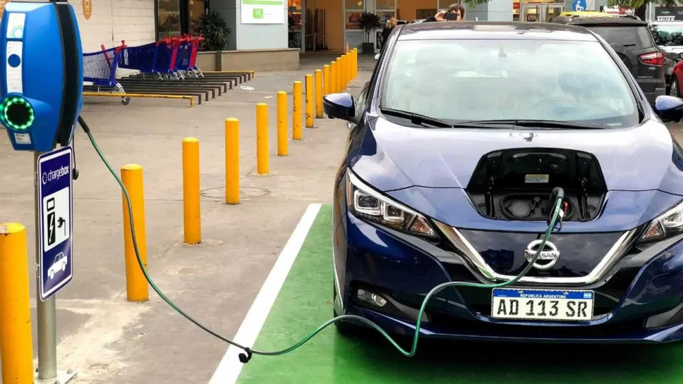 El Gobierno habilita la importación de 50.000 autos eléctricos sin aranceles desde 2026