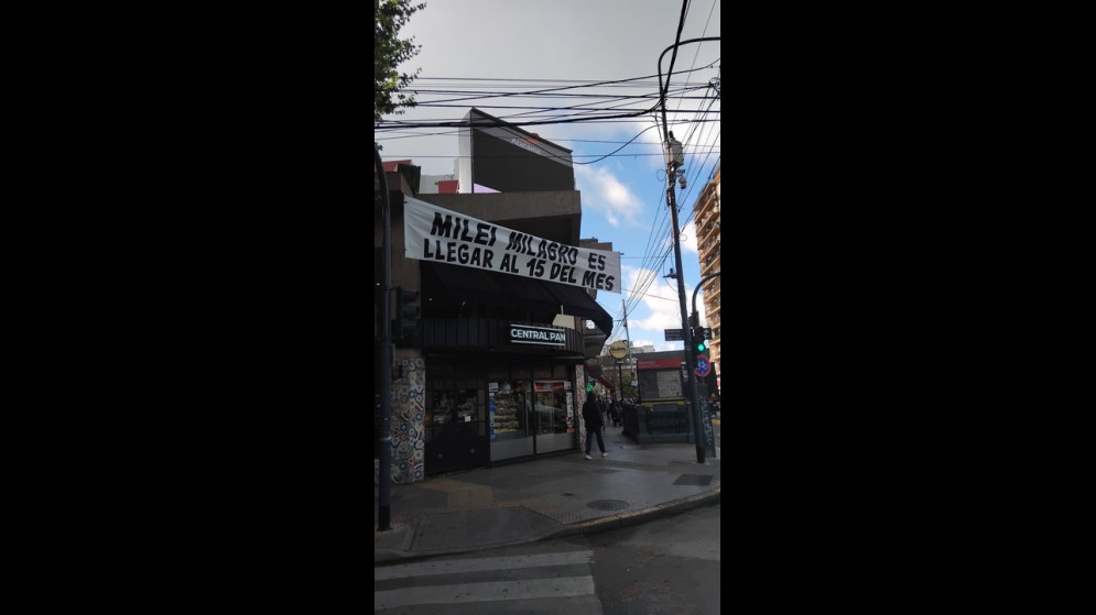 “Milei, milagro es llegar al 15 del mes": El pasacalle dirigido al presidente que define la situación económica argentina