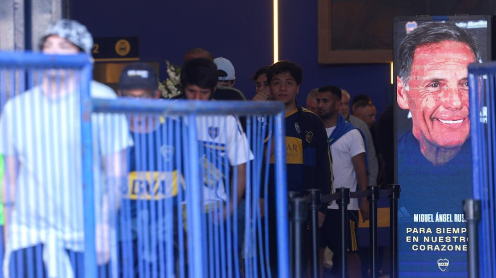 Dolor en La Bombonera: hinchas y dirigentes despiden a Miguel Ángel Russo